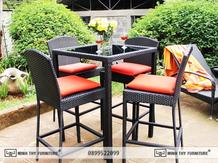 bàn ghế bar giả mây thiết kế nhỏ gọn cho bar lounge hiện đại