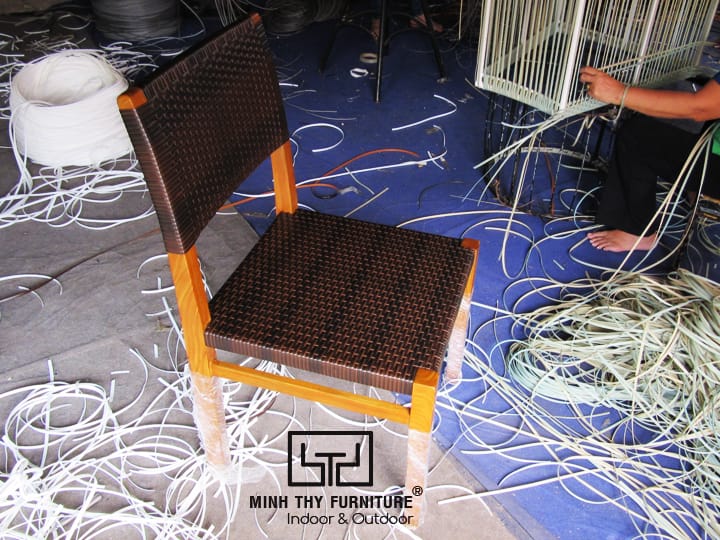 Ghế mây nhựa khung gỗ cao cấp cho nhà hàng